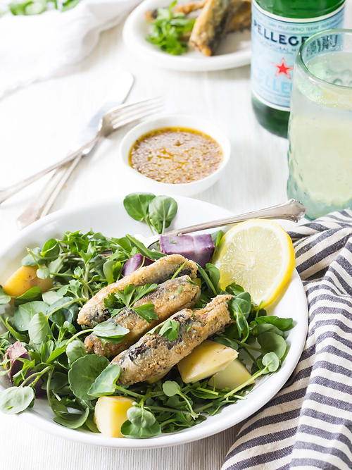Ensalada fresca con vegetales y aderezo, cocina saludable