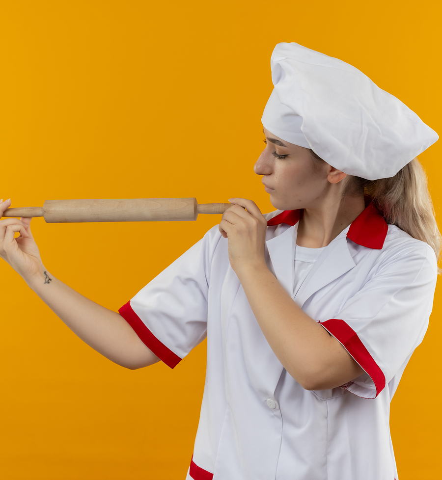 Estudiante de gastronomía con uniforme de chef en CETPRO CRECER Arequipa