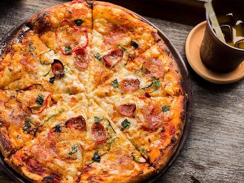 Pizza artesanal recién horneada en el taller de masas