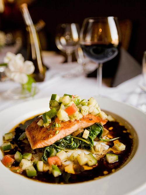 Plato de pescado con guarnición y salsa, montaje de cocina gourmet