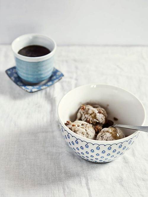 Postre casero con taza de café, taller de pastelería