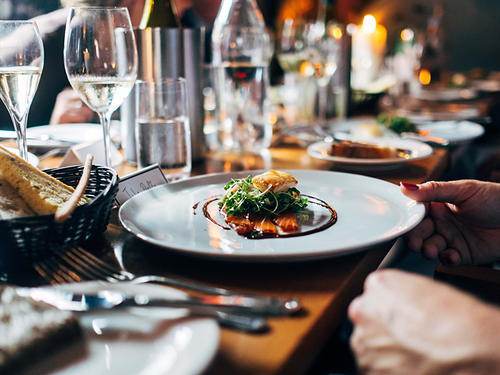 Servicio de mesa y atención al comensal en práctica de restaurante
