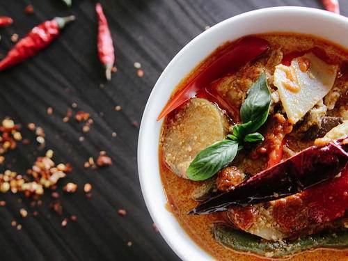 Chupe de mariscos servido en plato hondo, cocina peruana